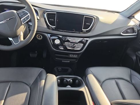 Used 2025 Chrysler Pacifica Select FWD image 13