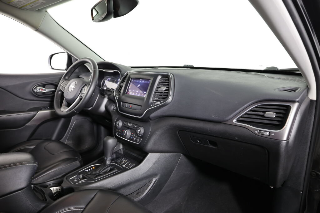 Used 2019 Jeep Cherokee Latitude Plus w/ Comfort/Convenience Group FWD image 24
