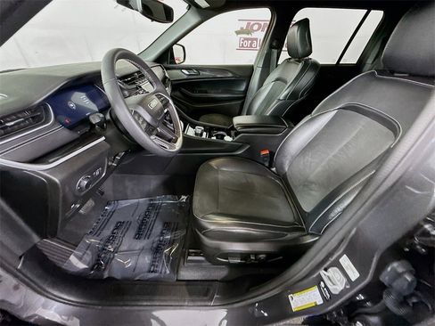 Used 2023 Jeep Grand Cherokee Altitude image 25