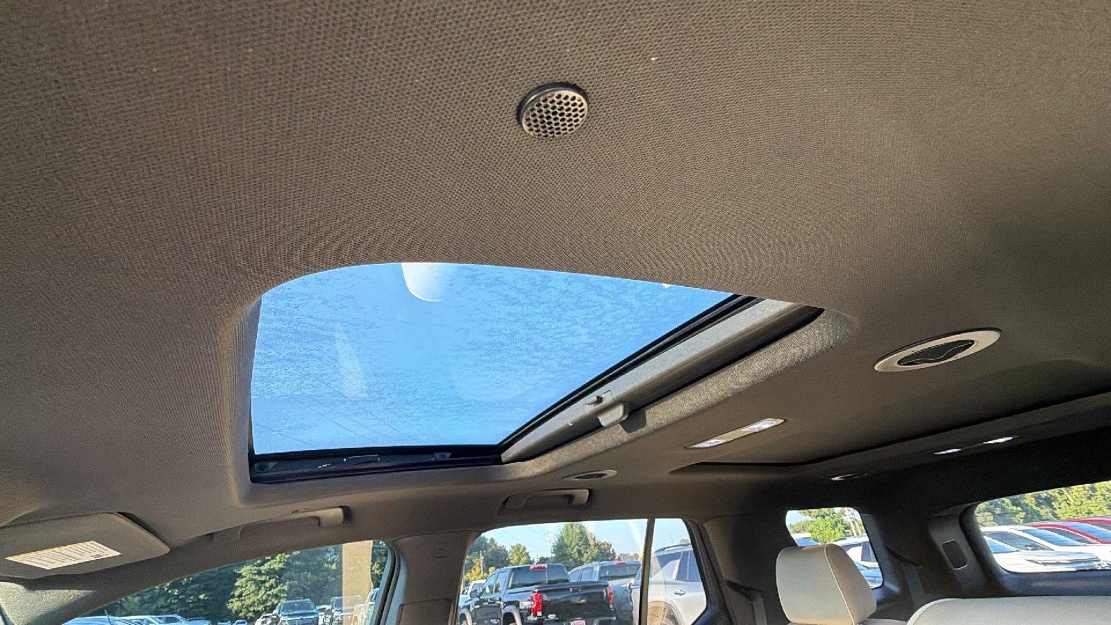 Used 2023 Chevrolet Traverse Premier FWD image 3