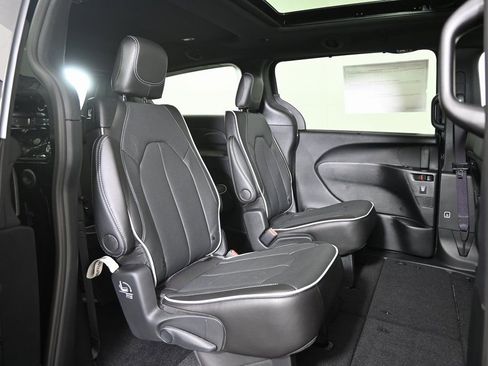 New 2026 Chrysler Pacifica Limited w/ S Appearance Package AWD/4WD image 16