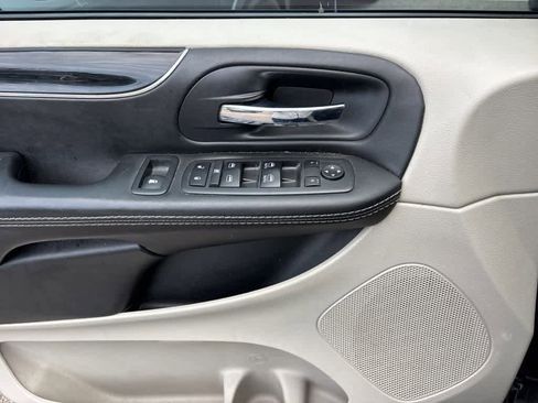 Used 2018 Dodge Grand Caravan SXT image 11