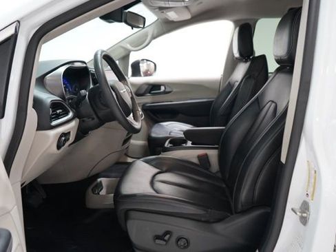 Used 2023 Chrysler Pacifica Touring-L image 15