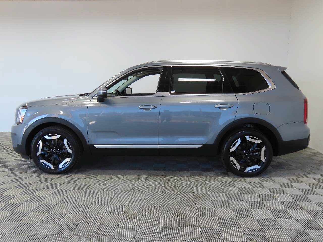 Used 2025 Kia Telluride S FWD image 5