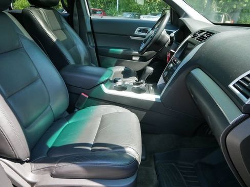 Used 2014 Ford Explorer XLT w/ Equipment Group 202A AWD/4WD image 8