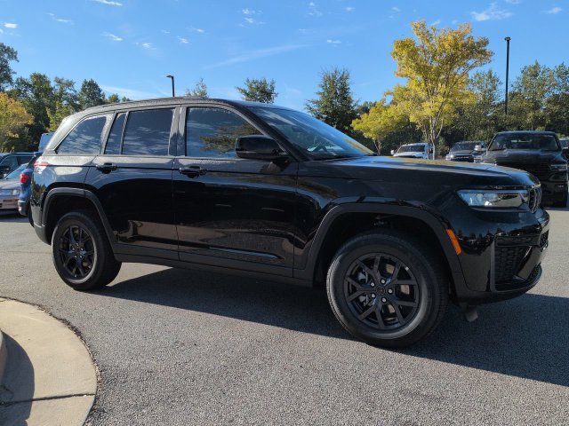 New 2027 Jeep Grand Cherokee Altitude RWD image 2