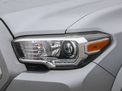Used 2019 Toyota Tacoma TRD Sport w/ Technology Package RWD image 8