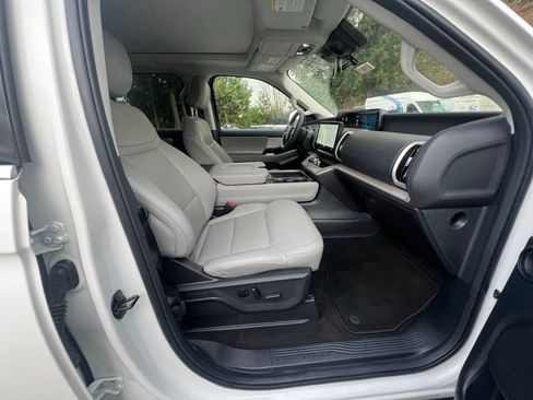 Used 2025 Ford Expedition Active image 16