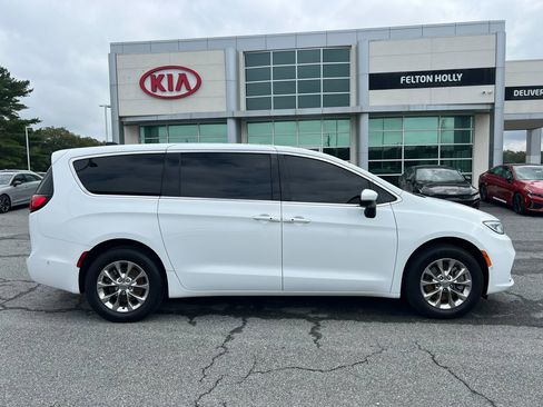 Used 2023 Chrysler Pacifica Touring-L image 11