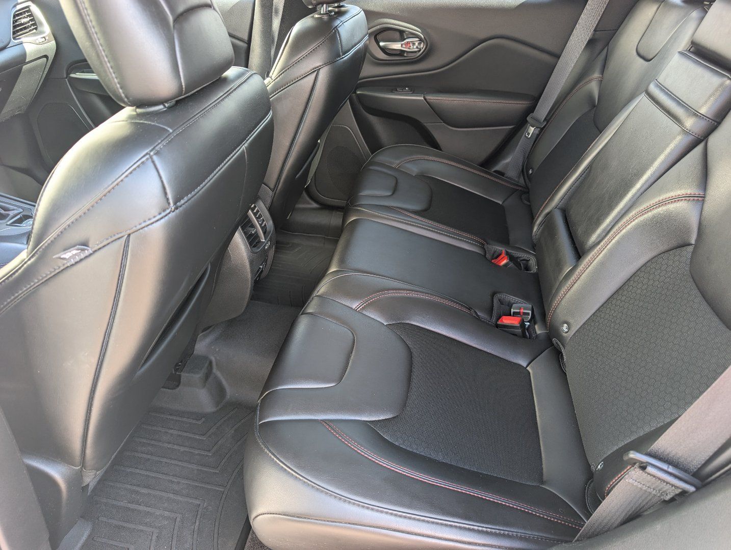 Used 2019 Jeep Cherokee Trailhawk w/ Cold Weather Group AWD/4WD image 23