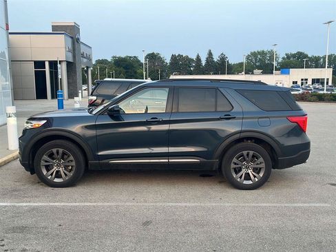 Used 2022 Ford Explorer XLT w/ Equipment Group 202A AWD/4WD image 12