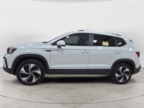 Used 2023 Volkswagen Taos SE image 2