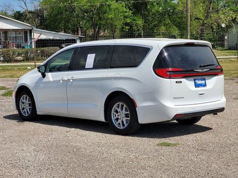 Used 2024 Chrysler Pacifica Touring-L FWD image 7