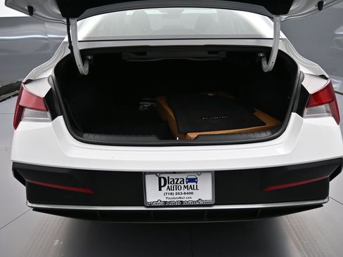 Certified 2025 Hyundai Elantra SE image 21