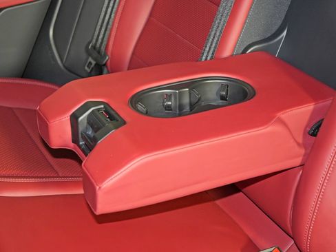 Certified 2025 Porsche Macan 4S Electric AWD/4WD image 39