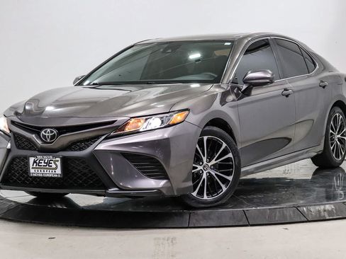 Used 2020 Toyota Camry SE w/ Carpet Mat Package FWD image 1