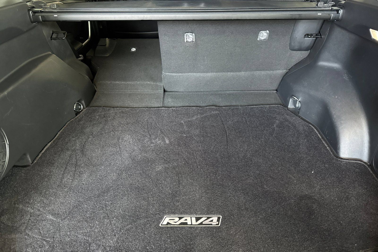Used 2022 Toyota RAV4 XLE Premium AWD/4WD image 16