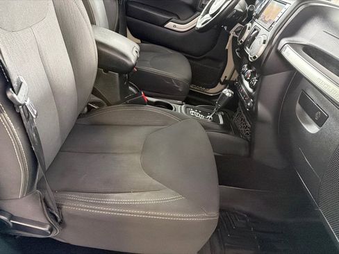 Used 2017 Jeep Wrangler Unlimited Sahara w/ Connectivity Group AWD/4WD image 20