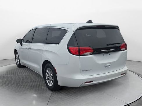 Used 2022 Chrysler Voyager LX image 3