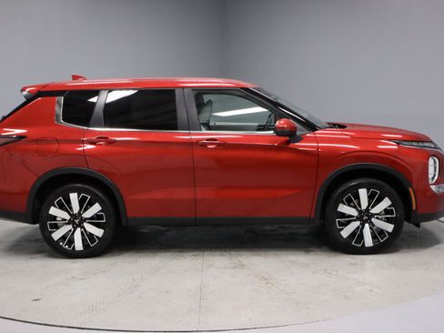 New 2025 Mitsubishi Outlander SE image 9