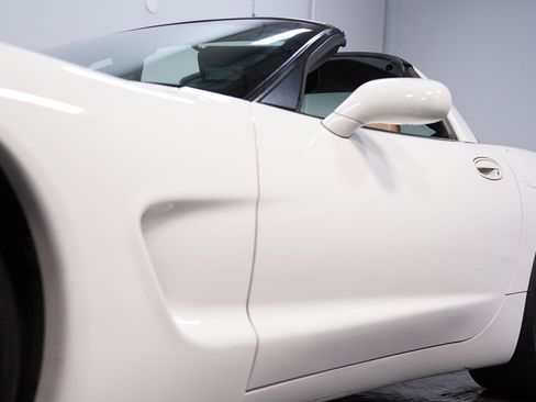 Used 2004 Chevrolet Corvette Coupe w/ Roof Package RWD image 19