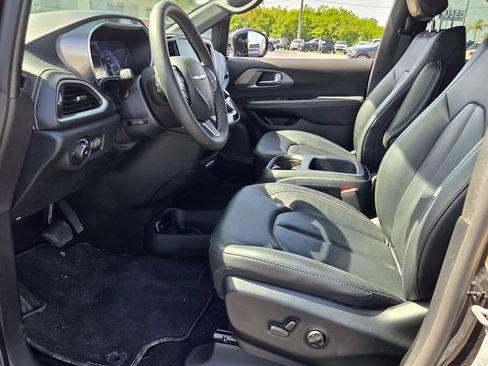 Used 2025 Chrysler Pacifica Select AWD/4WD image 9