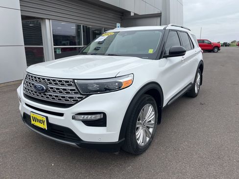 Used 2024 Ford Explorer Limited w/ Limited Technology Package image 2