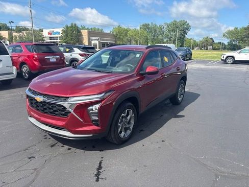 Used 2024 Chevrolet Trax LT w/ Driver Confidence Package FWD image 2