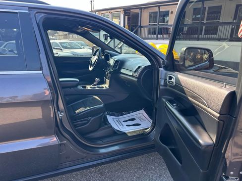 Used 2019 Jeep Grand Cherokee Laredo w/ Laredo X Package image 12