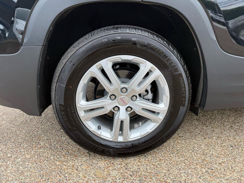 Used 2024 GMC Terrain SLE w/ Driver Convenience Package FWD image 6