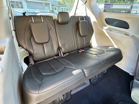 Used 2020 Chrysler Pacifica Touring-L image 16