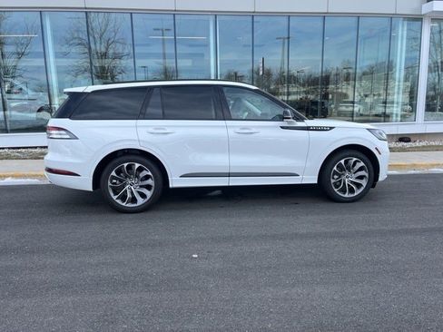 Used 2025 Lincoln Aviator AWD w/ Jet Appearance Package image 9