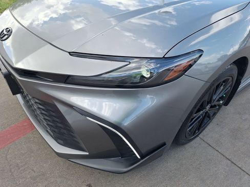 Used 2025 Toyota Camry SE w/ Convenience Package image 10