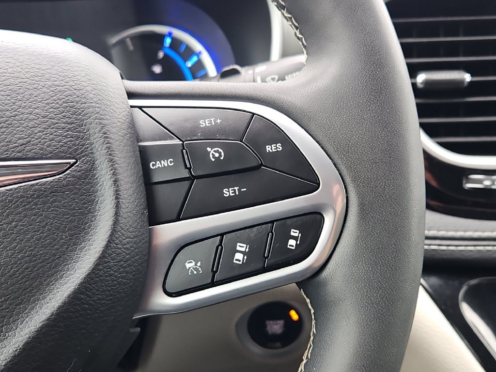 Used 2024 Chrysler Pacifica Limited FWD image 28