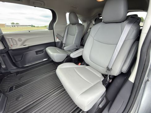 Used 2022 Toyota Sienna XLE w/ XLE Plus Package FWD image 13