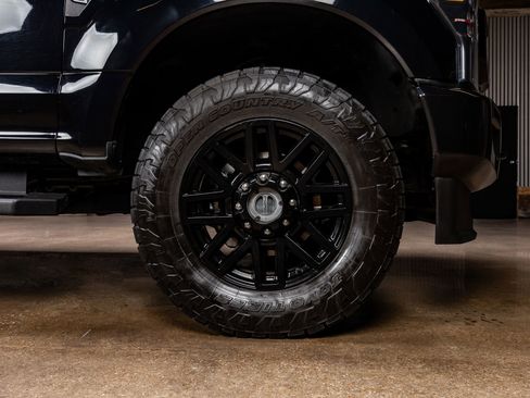 Used 2022 Ford F250 Lariat w/ Black Appearance Package image 11