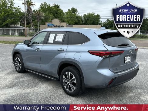 Used 2022 Toyota Highlander XLE FWD image 5