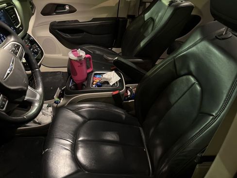 Used 2018 Chrysler Pacifica Touring-L Plus w/ Tire & Wheel Group image 12