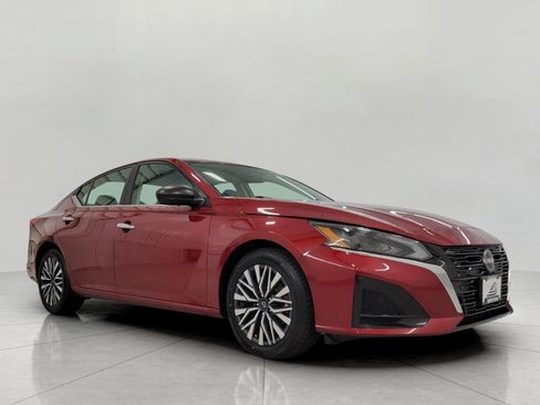 Used 2025 Nissan Altima 2.5 SV FWD image 1