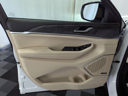 Used 2024 Jeep Grand Cherokee Limited image 16