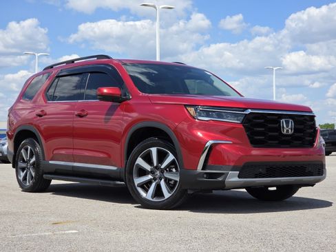 Used 2023 Honda Pilot Touring image 2