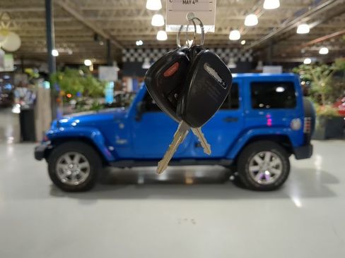 Used 2015 Jeep Wrangler Unlimited Sahara w/ Connectivity Group AWD/4WD image 3