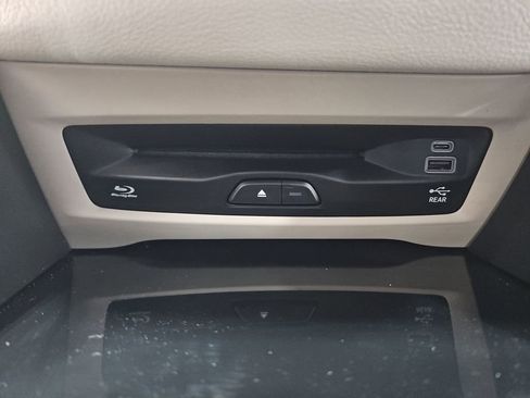 Used 2023 Chrysler Pacifica Limited w/ Uconnect Theater Family Group image 25