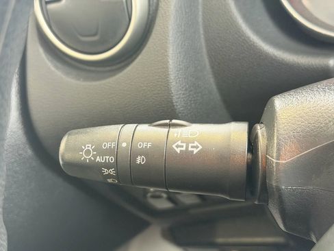 Used 2011 Nissan Rogue SV w/ Premium Pkg image 11