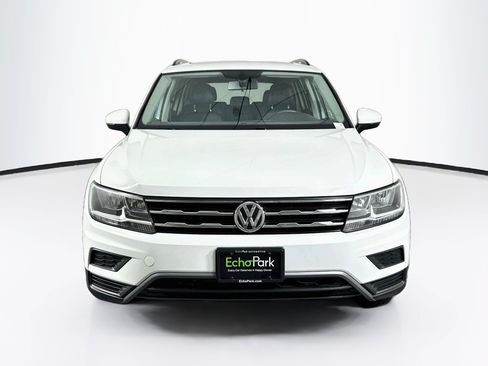 Used 2020 Volkswagen Tiguan SE w/ Panoramic Sunroof Package FWD image 2
