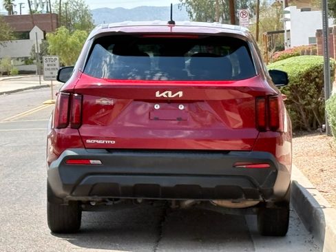 Used 2023 Kia Sorento LX FWD image 5