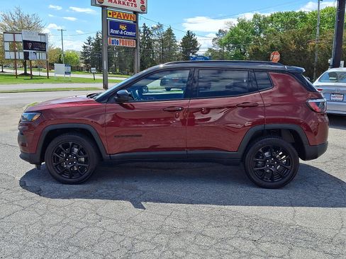 Used 2022 Jeep Compass Latitude w/ Convenience Group AWD/4WD image 4