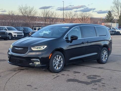 New 2026 Chrysler Pacifica Limited image 7