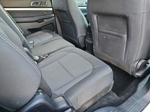 Used 2017 Ford Explorer XLT image 11