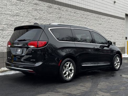 Used 2017 Chrysler Pacifica Limited w/ UConnect Theater Package image 3